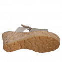 Sabot da donna in pelle grigia e camoscio laminato beige con velcro, plateau e zeppa 7 - Misure disponibili: 31, 32, 33, 34, 35