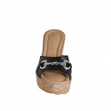 Mule para mujer en piel negra con accesorio, plataforma y cuña 9 - Tallas disponibles:  31, 32, 33, 34