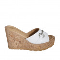 Mule pour femmes en cuir blanc avec accessoire, plateforme et talon compensé 9 - Pointures disponibles:  32, 33, 34