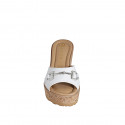 Mule pour femmes en cuir blanc avec accessoire, plateforme et talon compensé 9 - Pointures disponibles:  32, 33, 34