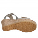 Sandalo da donna in pelle beige e camoscio laminato beige con cinturino, plateau e velcro zeppa 7 - Misure disponibili: 31, 32, 33, 34, 35, 42, 43, 44, 45