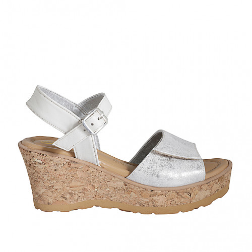 Sandale pour femmes en cuir blanc et daim laminé argent avec courroie, plateforme et velcro talon compensé 7 - Pointures disponibles:  31, 32, 33, 34, 35, 42, 43, 44, 45