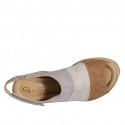 Sandalo da donna con velcro, plataforma ed elastico in camoscio color cuoio, beige e grigio zeppa 9 - Misure disponibili: 31, 32, 33, 34, 35