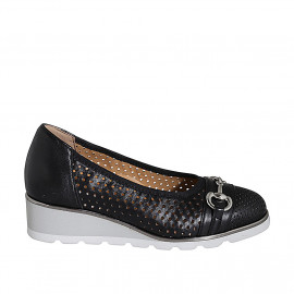 Escarpin pour femmes avec semelle amovible et accessoire en cuir perforé noir talon compensé 4 - Pointures disponibles:  32, 33, 34, 35, 42, 43, 44, 45