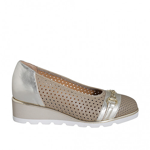 Escarpin pour femmes avec semelle amovible et accessoire en cuir perforé beige et laminé platine talon compensé 4 - Pointures disponibles:  32, 33, 34, 35, 42, 43, 44, 45, 46