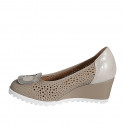 Woman's pump with removable insole and accessory in beige pierced leather and laminated platinum suede wedge heel 6 - Available sizes:  32, 33, 34, 35