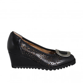 Zapato de salon para mujer con plantilla extraible y accesorio en piel y piel perforada negra cuña 6 - Tallas disponibles:  32, 33, 34