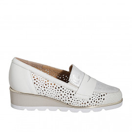 Zapato cerrado para mujer con elasticos y plantilla extraible en piel perforada crema y gamuza laminada plateada cuña 4 - Tallas disponibles:  32, 33, 34, 42, 45, 46