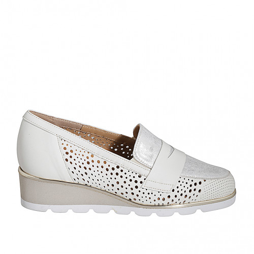 Scarpa accollata da donna con elastici e plantare estraibile in pelle forata crema e camoscio laminato argento zeppa 4 - Misure disponibili: 32, 33, 34, 42, 43, 45, 46