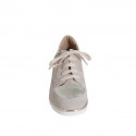 Scarpa stringata da donna con plantare estraibile e cerniera in camoscio beige e pelle laminata platino zeppa 3 - Misure disponibili: 32, 33, 42, 43, 44, 45, 46