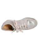 Scarpa stringata da donna con plantare estraibile e cerniera in camoscio beige e pelle laminata platino zeppa 3 - Misure disponibili: 32, 33, 42, 43, 44, 45, 46