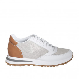 Baskets pour femmes avec lacets et semelle amovible en cuir blanc et cognac et tissu laminé platine talon compensé 4 - Pointures disponibles:  42, 43, 44, 45, 46