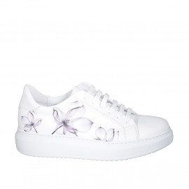 Chaussure pour femmes à lacets avec semelle amovible en cuir blanc et imprimé floreal violette talon compensé 4 - Pointures disponibles:  42, 43, 44, 45, 46