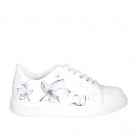 Chaussure pour femmes à lacets avec semelle amovible en cuir blanc et imprimé floreal violette talon compensé 3 - Pointures disponibles:  32, 33, 34, 35