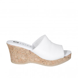 Mule para mujer en piel blanca con plataforma y cuña 7 - Tallas disponibles:  32, 34, 35