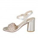 Sandalo da donna in pelle laminata platino e rafia beige con cinturino alla caviglia e strass tacco 7 - Misure disponibili: 32, 33, 34, 35, 42, 43, 44, 45