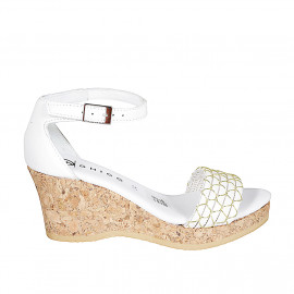 Chaussure ouverte pour femmes avec courroie en cuir blanc avec filet or et plateforme talon compensé 7 - Pointures disponibles:  32, 33, 34, 35