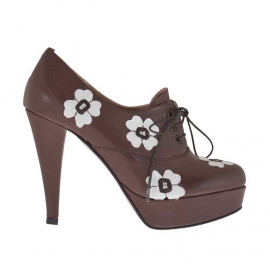 Chaussure à lacets pour femmes en cuir marron avec fleurs blanches et plateforme talon 10 - Pointures disponibles:  31, 42