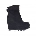 Bottines pour femmes avec revers et plateforme en daim noir avec couvert talon compensé 9 - Pointures disponibles:  42