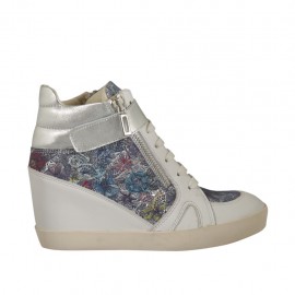 Scarpa stringata con cerniera e velcro in pelle bianca, laminata argento e camoscio stampato floreale multicolore zeppa 6 - Misure disponibili: 33, 34, 42, 43, 44