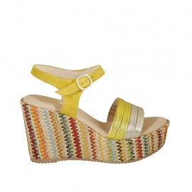 Sandalia para mujer con plataforma y cinturon en gamuza amarillo, piel laminada amarillo y platino y cuña multicolor 9 - Tallas disponibles:  42, 43, 44