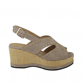 Sandalo da donna in camoscio taupe con borchie, plateau e zeppa rivestita 7 - Misure disponibili: 42