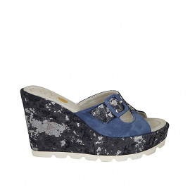 Sabot da donna con fibbia in camoscio bluette e laminato stampato blu e argento zeppa 10 - Misure disponibili: 42