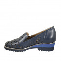 Mocassin pour femmes avec elastiques et semelle amovible en cuir perforé bleu talon 4 - Pointures disponibles:  42, 43, 45