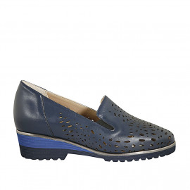 Mocasino para mujer con elasticos y plantilla extraible en piel perforada azul tacon 4 - Tallas disponibles:  45