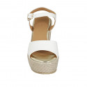 Sandale pour femmes avec courroie et plateforme en cuir blanc et tissu beige talon compensé 9 - Pointures disponibles:  42, 43, 45