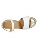 Sandalia para mujer con cinturon y plataforma en piel blanca y tejido beis cuña 9 - Tallas disponibles:  42, 43, 45